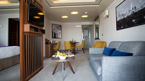 Deluxe Suite (Midship - Deck 11)