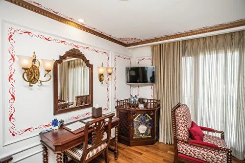 Colonial Suite A